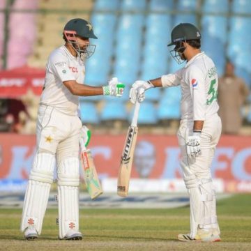 Babar Azam and Sarfaraz Ahmed punish sloppy New Zealand in first Test